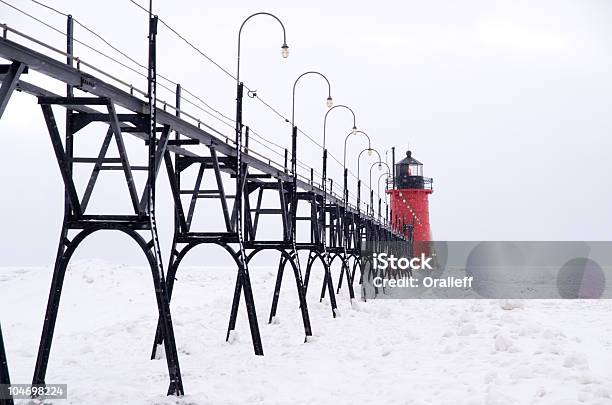 Pasarela En El Faro De South Haven Muelle Foto de stock y más banco de imágenes de Faro - Estructura de edificio - Faro - Estructura de edificio, Helado - Condición, Lago Michigan