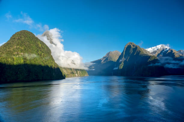 milford sound sunrise, neuseeland - te anau stock-fotos und bilder