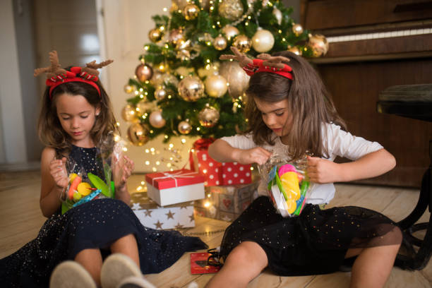 istock Girls opening presents 1046985994