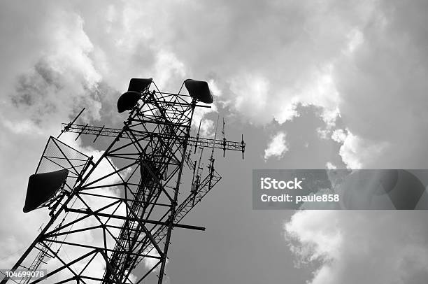 Torre De Comunicação - Fotografias de stock e mais imagens de Mastro de Rede de Telemóveis - Mastro de Rede de Telemóveis, Antena - Equipamento de Telecomunicações, Antena de Televisão