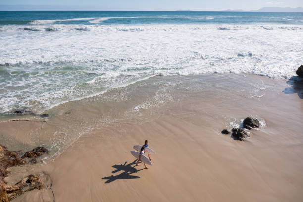istock Surfer girls 1047001894
