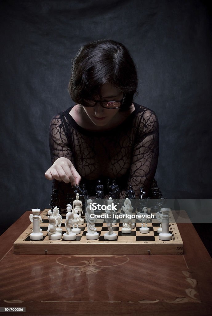 Chica jugando al ajedrez - Foto de stock de Ajedrez libre de derechos