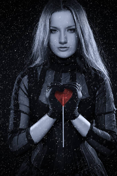 frío gótica chica con rojo corazón de las manos - corset gothic style fetish wear women fotografías e imágenes de stock