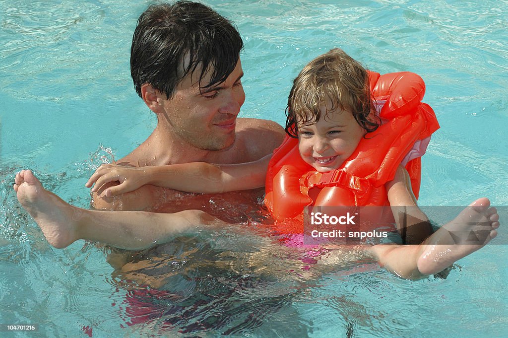 Père avec enfants dans la piscine - Photo de Activité libre de droits