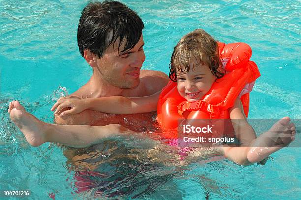 Photo libre de droit de Père Avec Enfants Dans La Piscine banque d'images et plus d'images libres de droit de Activité - Activité, Adulte, Apprentissage