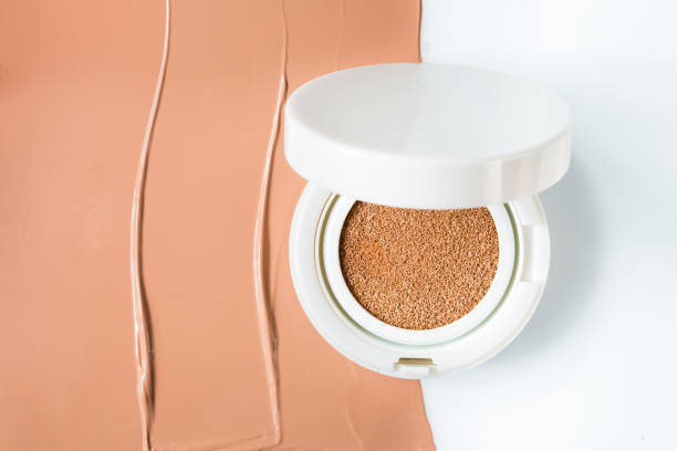 istock Foundation cushion on half of the surface of a tonal base 1047017624