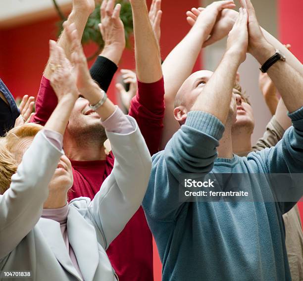 Tifo Folla - Fotografie stock e altre immagini di Applaudire - Applaudire, Braccia alzate, Adulto