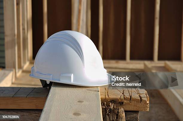 Schutzhelm An Bord Stockfoto und mehr Bilder von Bauarbeiterhelm - Bauarbeiterhelm, Baugewerbe, Bauholz