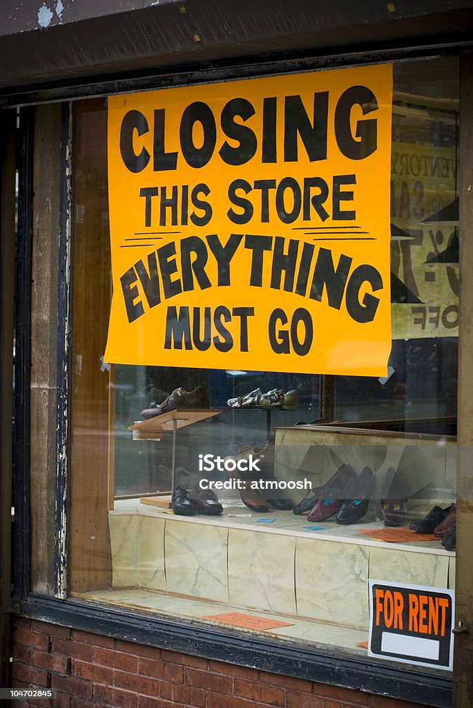 Closing down store sign in yellow Going out of business sign on shoe store window Going Out Of Business Stock Photo