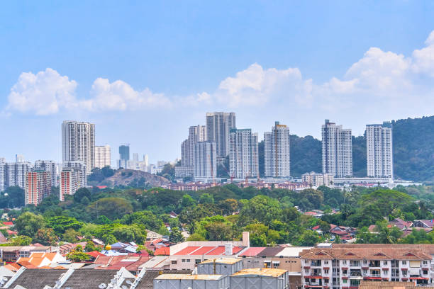 panorámica aérea georgetown ciudad de la isla de penang, malasia - cayman islands fotografías e imágenes de stock