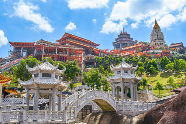 kek lok si temple en la isla de penang, georgetown, malasia - architecture asia blue buddhism fotografías e imágenes de stock