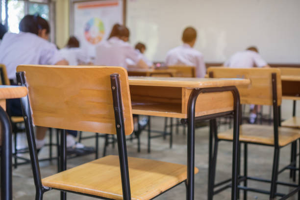 vortragsraum oder leeren klassenzimmer mit studenten unter prüfungen, prüfung für das studium unterricht im gymnasium thailand schreiben innen der sekundarstufe, whiteboard. pädagogisches konzept - empty seat stock-fotos und bilder