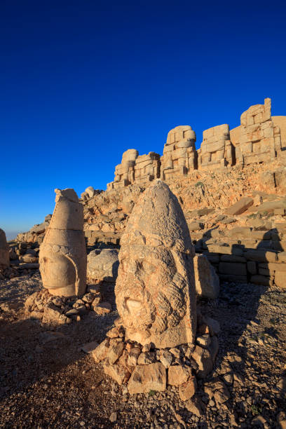 toppled heads of the gods at the top of nemrut - nemrud dagh mountain turkey history imagens e fotografias de stock