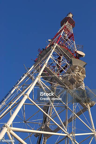Foto de Torre De Comunicações e mais fotos de stock de Antena - Equipamento de telecomunicações - Antena - Equipamento de telecomunicações, Azul, Aço