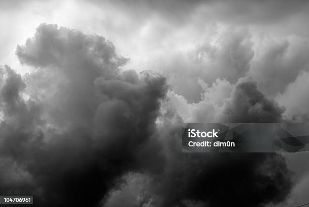 Foto de Céu De Tempestade e mais fotos de stock de Cena Não-urbana - Cena Não-urbana, Chuva, Cinza - Descrição de Cor