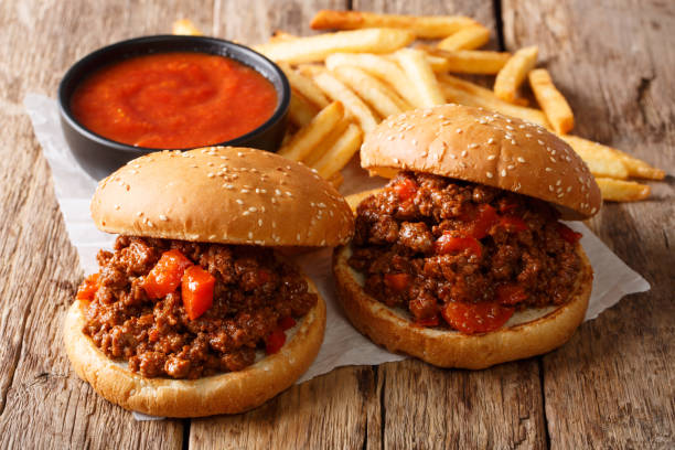 hausgemachte sandwiches mit fleisch sloppy joe und pommes frites, ketchup closeup. horizontale - joe stock-fotos und bilder