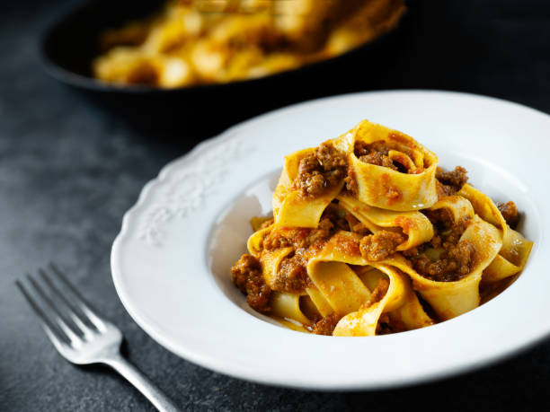 素朴なイタリアのパッパルデッレ ボロネーゼ パスタ ミートソース - pappardelle ストックフォトと画像