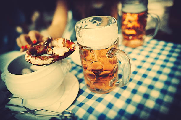 октоберфест ;))))) - munich beer garden veal sausage upper bavaria стоковые фото и изображения