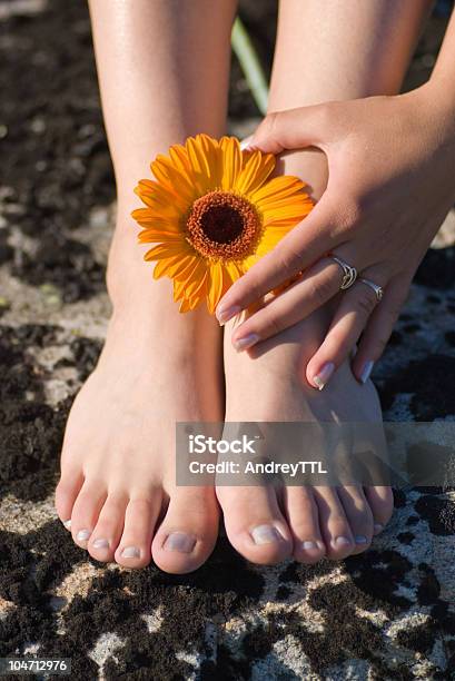 Foto de Nice Pés e mais fotos de stock de Adulto - Adulto, Arranjo de Flores, Beleza