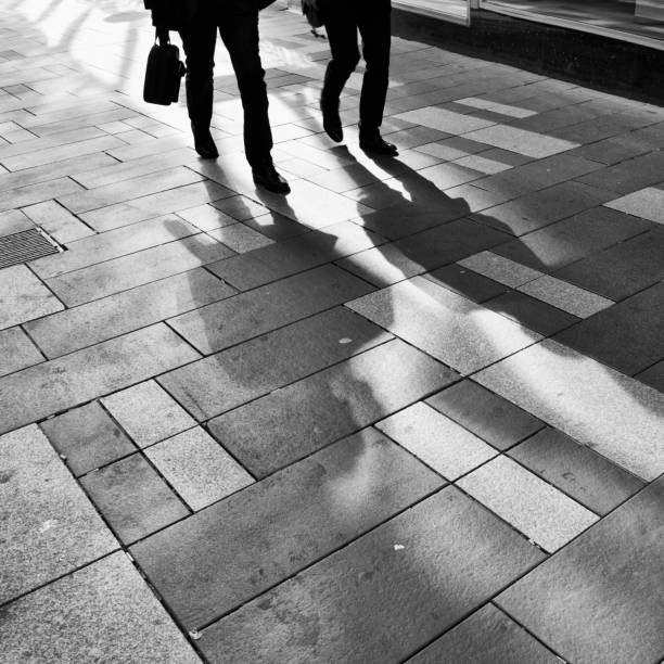 marche à stockholm au centre-ville, suède. - sergels torg photos et images de collection