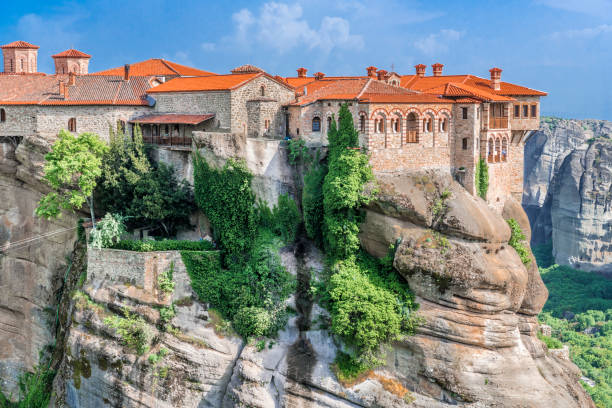 mosteiro à beira do precipício - meteora monk monastery greece - fotografias e filmes do acervo