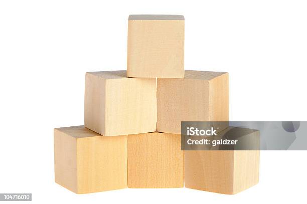 Construcción De Cubos De Madera Foto de stock y más banco de imágenes de Alto - Descripción física - Alto - Descripción física, Amarillo - Color, Arriba de