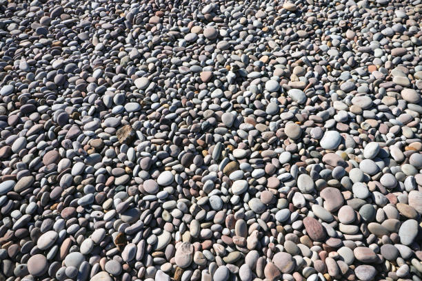 pedras na praia - roof tile nature stack pattern - fotografias e filmes do acervo