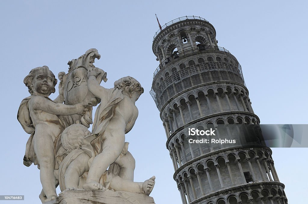 Pisa Campagnile con Marmoreal Cherubim - Foto de stock de Antiguo libre de derechos