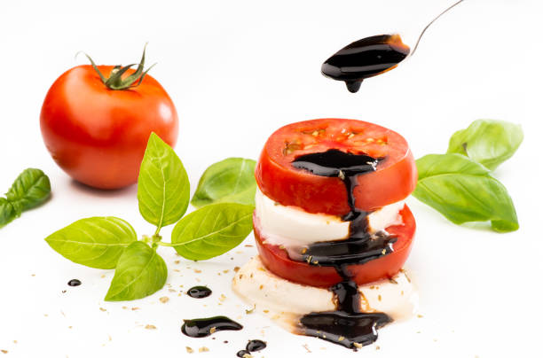 insalata caprese con mozzarella e pomodoro e glassa balsamica - balsamic vinegar vinegar salad spoon foto e immagini stock