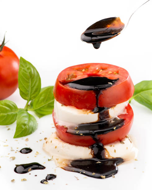 モッツァレラチーズとトマトとバルサミコ釉カプレーゼ サラダ - balsamic vinegar vinegar salad spoon ストックフォトと画像