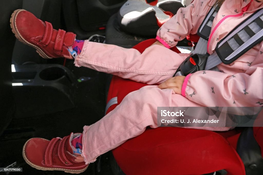 Kleinkind im Auto befestigt - Lizenzfrei Auto Stock-Foto
