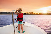 kinder-segeln-yacht-in-see-kind-auf-boot-segeln.jpg?b=1&s=170x170&k=20&c=4Put1F1EEz57v8uaD8sUx8dFJxG6MZwR7SnwmHskF24=