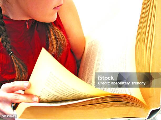 Close Up De Leitura - Fotografias de stock e mais imagens de Amarelo - Amarelo, Aprender, Contar Histórias