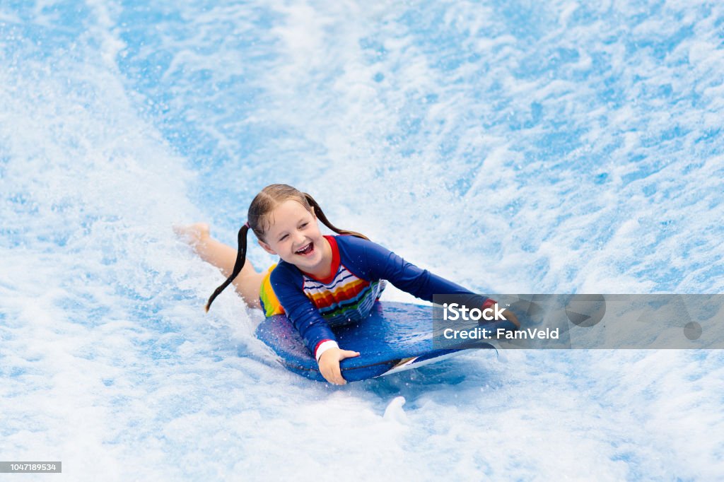 Kleines Mädchen im Strand Welle Simulator Surfen - Lizenzfrei Surfen Stock-Foto