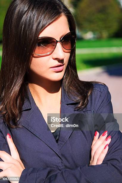 Photo libre de droit de Jolie Jeune Fille Dans Un Parc Dautomne banque d'images et plus d'images libres de droit de A la mode - A la mode, Adulte, Automne