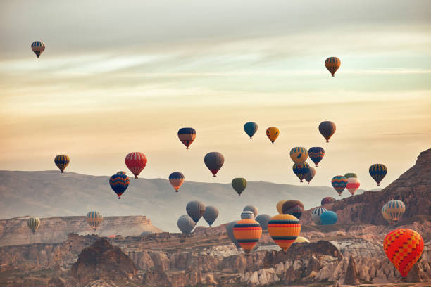 paisaje de montaña con grandes globos en un verano corto al amanecer. - heat mid air flying float fotografías e imágenes de stock