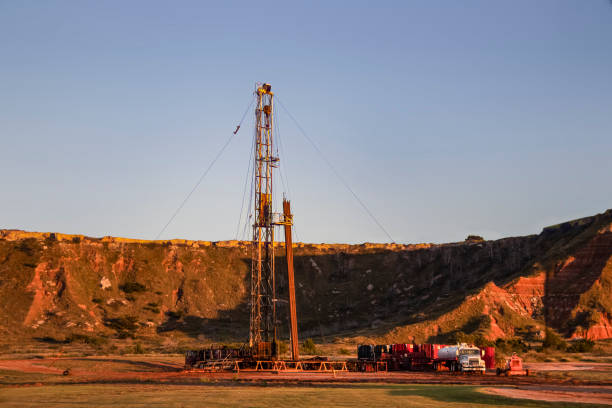 workover 장비 이전 뚫고 잘 하려고 일몰 붉은 먼지 광택 산 반사와 서양 오클라호마에 수리를 통해 생산 복원에 노력 - oil rig oklahoma oil pump oil industry 뉴스 사진 이미지