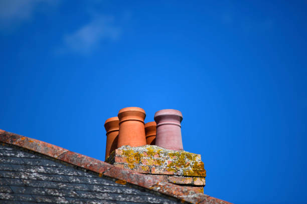 quattro camini del tetto in terracotta - chimney sweeping foto e immagini stock