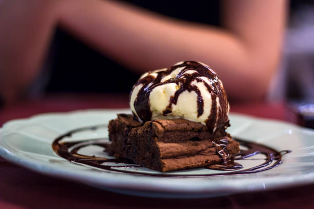 шоколадный брауни с мороженым - brownie baked bakery brown стоковые фото и изображения