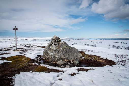 A stone pile waypoint on the snowy mountain.