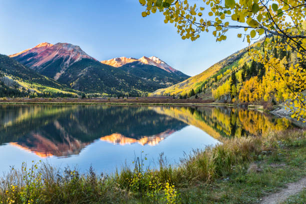 alba autunnale della montagna rossa sul crystal lake - uncompahgre national forest foto e immagini stock