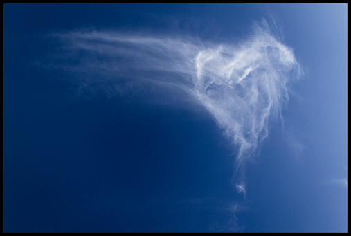 Paleidoria photograph of a cloud that looks like a heart.