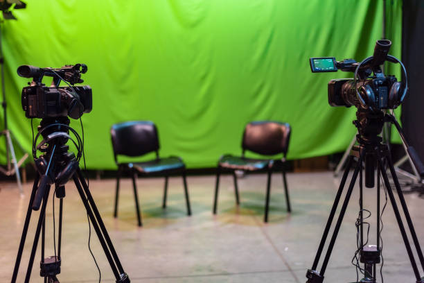 studio di crominanza vuoto con due telecamere montate in attesa di azione - lautaro foto e immagini stock