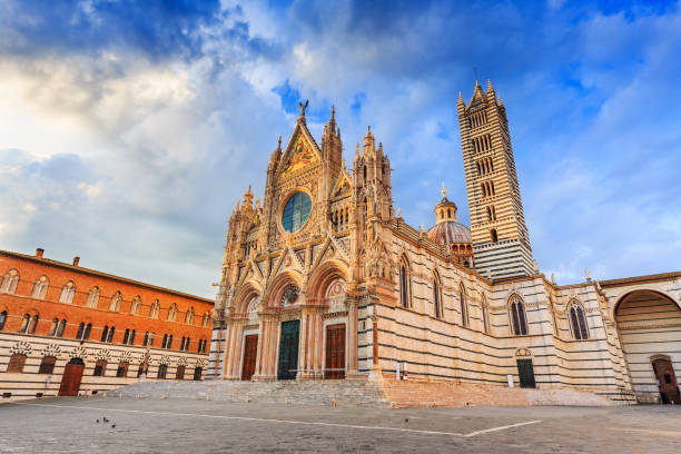 сиена, италия. - palazzo pubblico стоковые фото и изображения