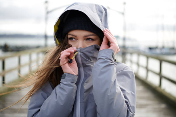 Junge schöne Frau mit Regenjacke bei kaltem Wetter – Foto