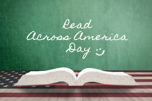 leggi durante l'america day, il 2 marzo con libro aperto e bandiera usa sul tavolo per il concetto di educazione americana usa con la lavagna scolastica degli insegnanti in classe - open book teaching table foto e immagini stock