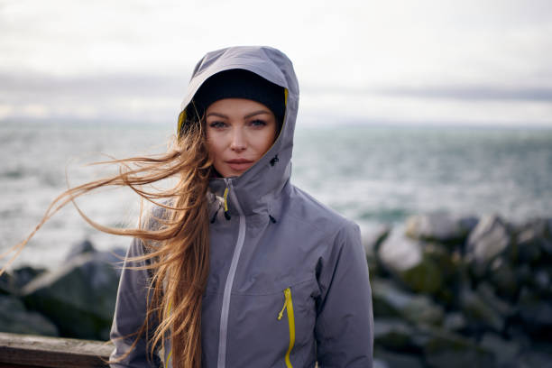 Junge schöne Frau mit Regenjacke bei kaltem Wetter – Foto