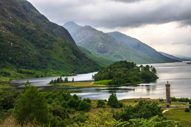 Glenfinnan Monument at the edge og Loch Shiel. Scottish Highlands.