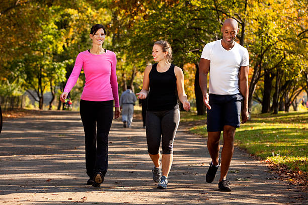 прогулка парк - walking exercising relaxation exercise group of people стоковые фото и изображения