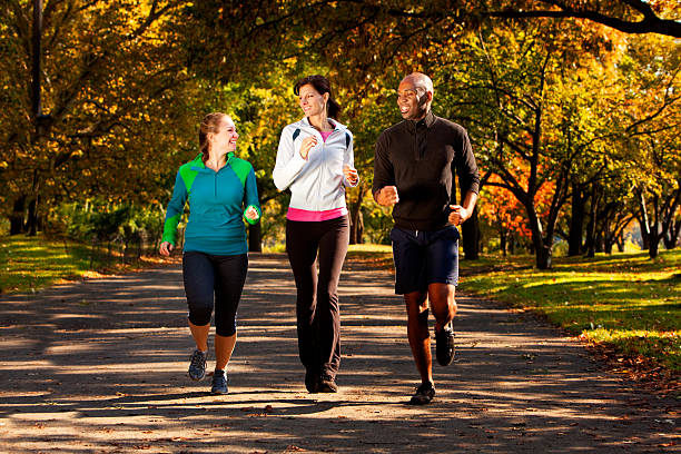 parque otoño trotar - walking exercising relaxation exercise group of people fotografías e imágenes de stock